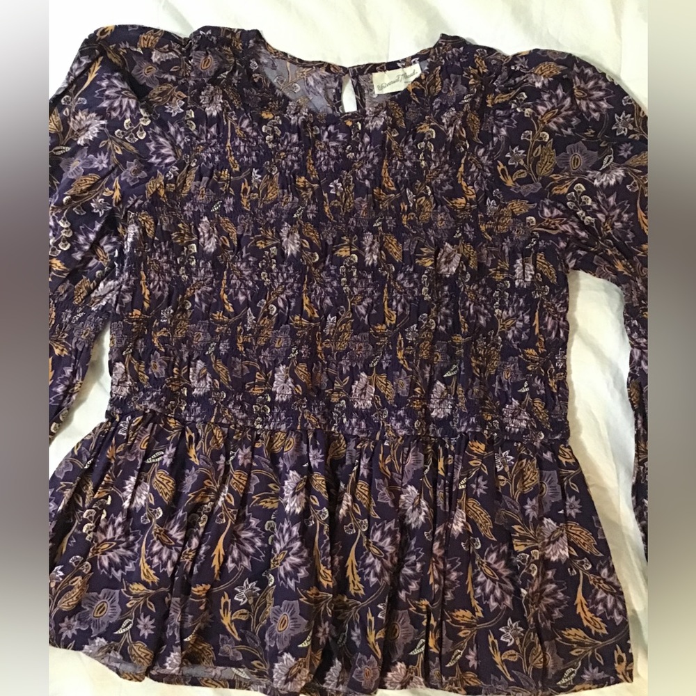 Women’s size extra-large, universal threads, long sleeve top
